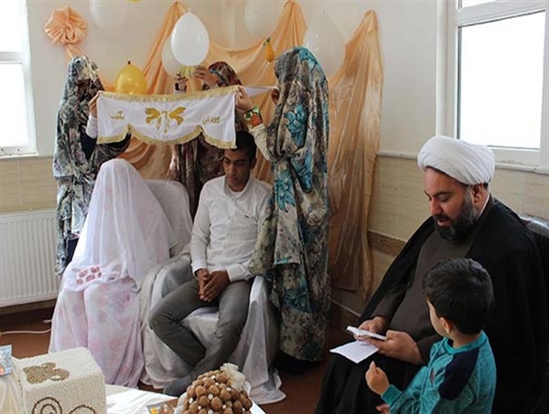 برگزاری مراسم عقد زوج مهردشتی در حوزه علمیه کوثر ابرکوه+ عکس