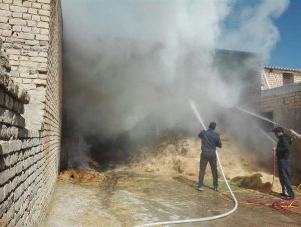 مهار آتش سوزی در انبار علوفه+ عکس