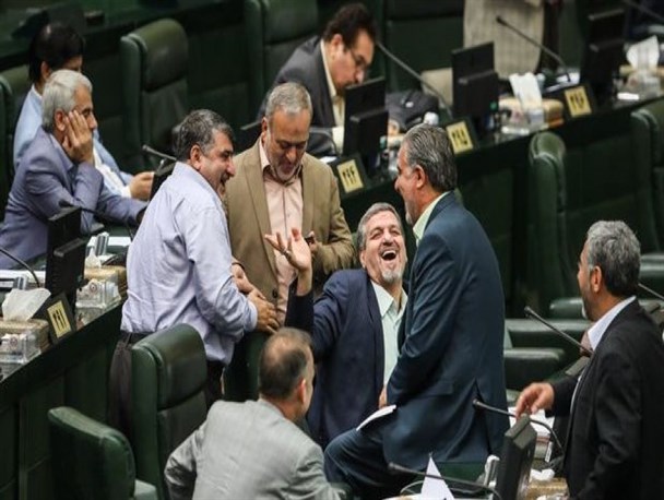 چرا از دولت درباره ارز 4200 تومانی سوال نمی‌شود؟