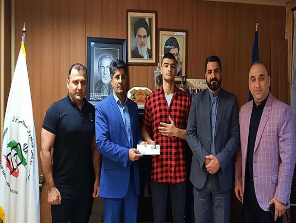 اولین نوجوان طلایی تاریخ بوکس ایران در آسیا، پاداش خود را دریافت کرد