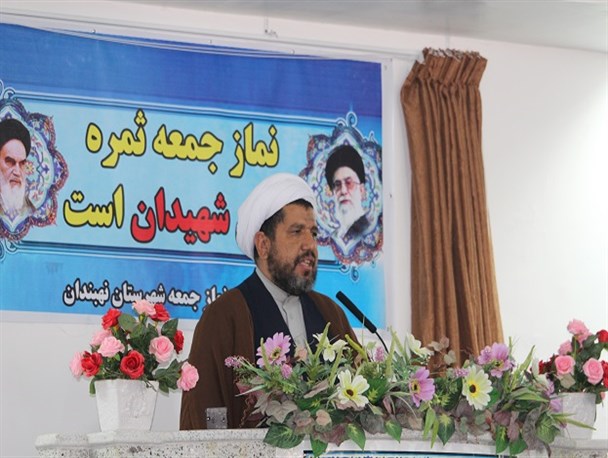 اقتصاد مقاومتی نسخه نجات دهنده ی کشور در برابر تحریم ها/ با لبخند نمی توان در برابر دشمن پیروز شد/ نتیجه پز دادن با کالاهای خارجی تعطیلی کارخانه های داخلی است