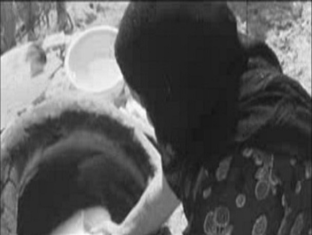 دستان بهشتی، نان در تنور سربازان مدافع شهر می‌گذاشت/زن جوانی که با خون خود غسل شهادت کرد/ترکش خمپاره سروش شهادت فرحه و کودکش شد