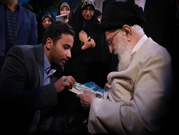 زندگی‌نامه دو سردار کاشمری و خاطرات رزمنده مشهدی تقدیم رهبر انقلاب شد