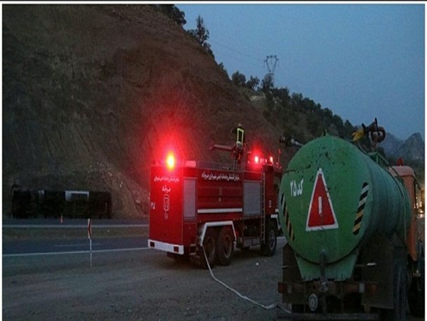 واژگونی و نشت بنزین تانکر حامل سوخت در محور خرم آباد به الشتر