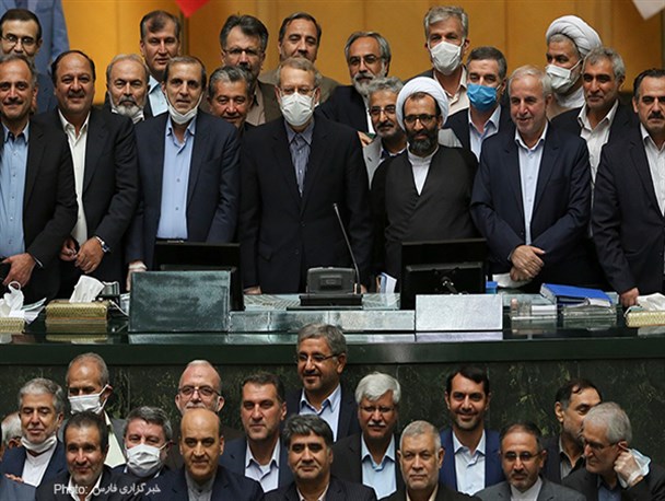 عکس/حضور نماینده مجلس در مجلس با لباس محلی