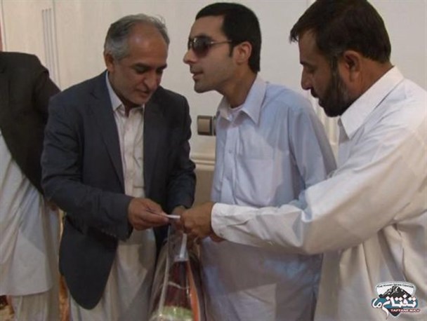 تجلیل از دو جوان نخبه شهرستان خاش + تصاویر