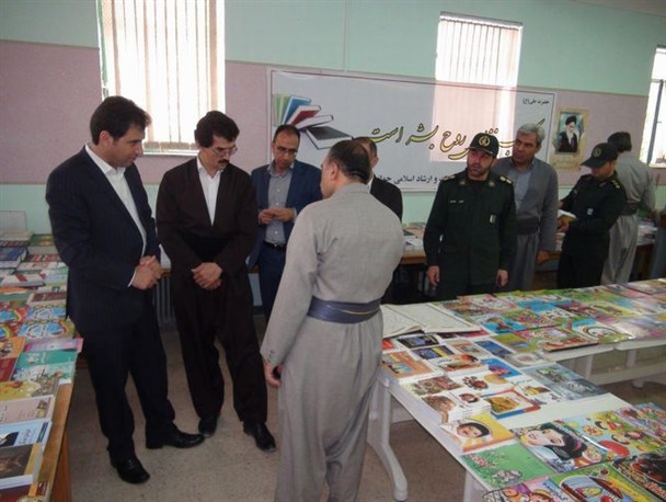 بازدید فرماندار و جمعی از مسئولان شهرستان جوانرود از نمایشگاه کتاب و علوم قرآنی