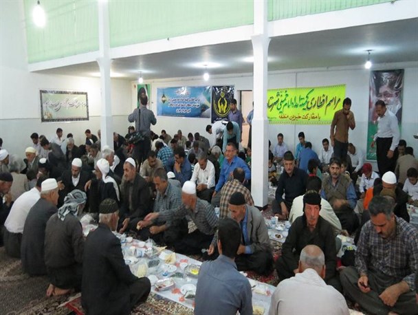 ضیافت افطاری کمیته ی امداد امام خمینی(ره) برای مدد جویان در دهگلان