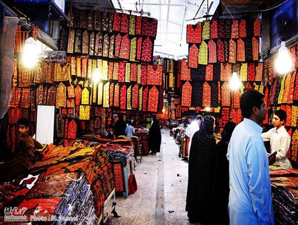 طرحی ماندگار با سرپنجه زنان بلوچ/ واردات صنعتی بلای جان هنر سوزن دوزی