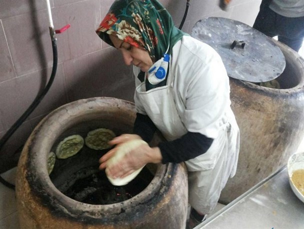 تحقق اقتصاد مقاومتی با دستان بانوی حاجی آبادی/ جوانان به کار دولتی و پشت میز نشینی امیدوار نباشند