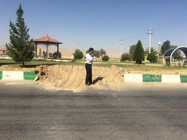 با وجود مخالفتها؛ تخریب میدان تامین اجتماعی فراشبند توسط شهرداری شروع شد