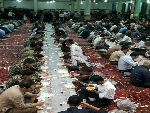سفره افطاری ولایت در6 مسجد  آذرشهر برپا شد
