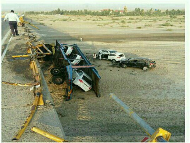 واژگونی تریلر حامل ۶ خودرو لو کس در رودبار جنوب+عکس