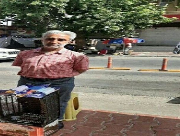دستفروشی عضو کومله در خیابانهای کشور بیگانه!