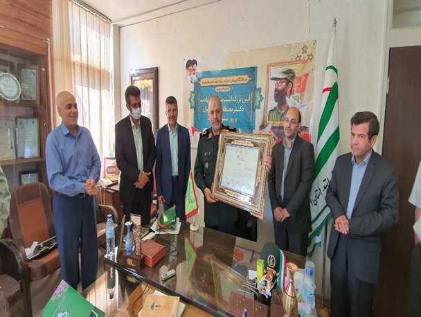 تجلیل اساتید دانشگاه از سپاه اصفهان به پاس مبارزه ایثارگرانه با کرونا