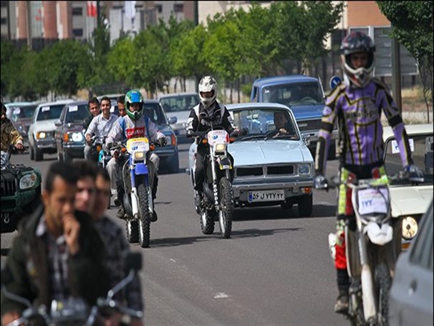 گشت و گذار موتور سیکلت سواران متخلف در شهر