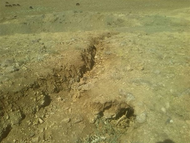 تصاویر/شکاف نگران کننده زمین در اطراف روستای امیر آباد بوکان
