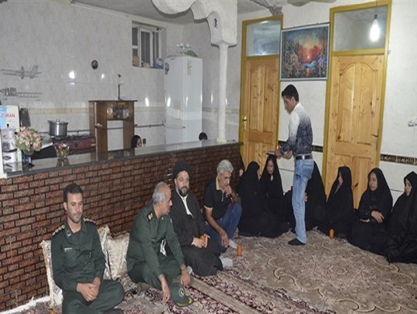 دیدار فرمانده سپاه تنگستان با خانواده شهید جعفری+ تصاویر