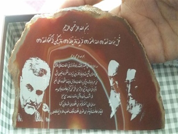 حکاکی تمثال سردار «قاسم سلیمانی» بر روی سنگ عقیق یمنی+تصاویر