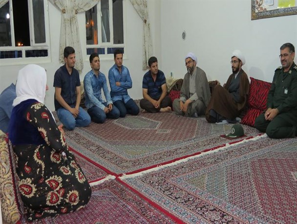 دیدار مسئول حوزه نمایندگی ولی فقیه در سپاه بیت‌المقدس با خانواده های شهدای دهگلان