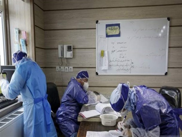 علمداری گروه جهادی بسیج دانشجویی دانشگاه علوم پزشکی شهرکرد در مقابله با کرونا/ تلاش می‌کنیم باری از دوش کادر درمان برداریم