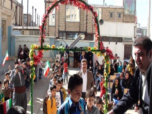 بیش از 745 دانش آموز روانسری راهی مدرسه شدند
