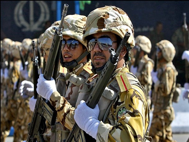 رژه حماسی نیروهای مسلح در میدان ۱۵ خرداد مشهد برگزار شد