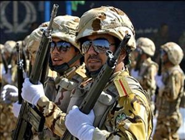 فرمانده سپاه عاشورا: جلوگیری از دو قطب شدن ملت وظیفه دلسوزان انقلاب است/ استاندار آذربایجان شرقی: هر کس فکر تجاوز به کشورمان را بکند در همان لحظه های اولیه دستان تجاوزگرش را قطع می کنیم