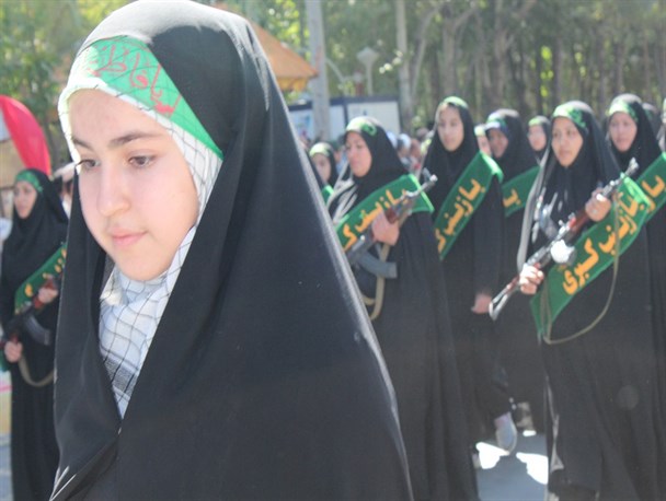 حضور پورشور بانوان بسیجی چناران  در رژه آغاز هفته دفاع مقدس+تصاویر