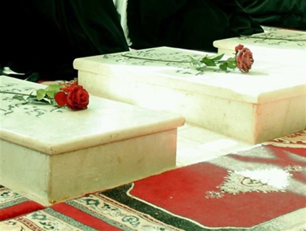 مزار شهدای آستانه‌اشرفیه توسط مسئولین شهرستان گلباران شد+تصاویر