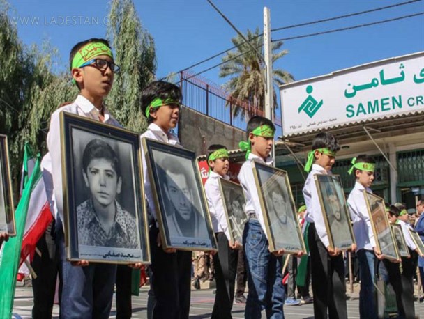 عکس: پرچم آمریکا و اسرائیل زیر پای فرزندان خمینی در لارستان