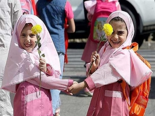 آغاز فصل دانش برای شکوفه های خندان/ چهار هزار کلاس اولی در میاندوآب ورود به مدرسه را جشن گرفتند
