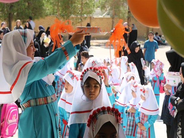 برگزاری جشن شکوفه ها برای حضور 11هزار دانش اموز کلاس اولی استان سمنان +تصاویر