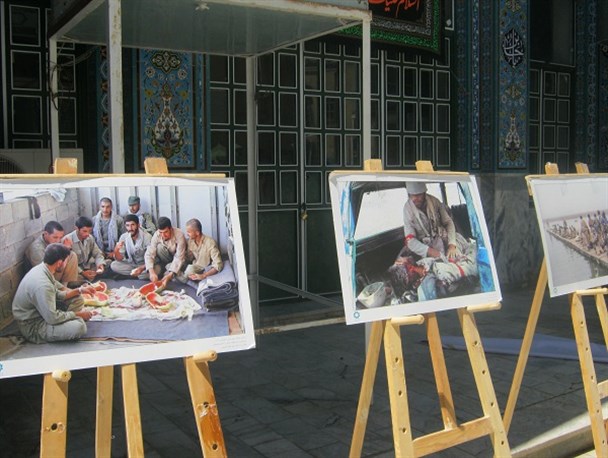 برپایی نمایشگاه عکس و پوستر با هدف ترویج فرهنگ ایثار و شهادت در سراوان+ تصاویر