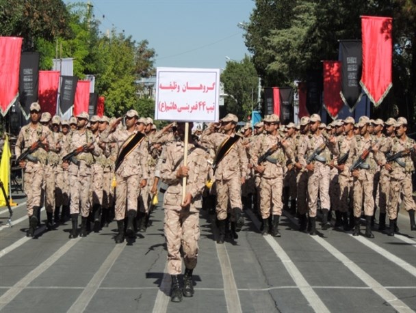 رژه پرصلابت نیروهای نظامی و انتظامی چهارمحال و بختیاری برگزار شد