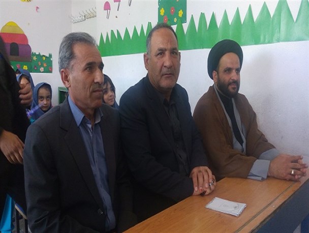 نیمکت نشینی  نائب رئیس کمیسیون انرژی در کلاس اول ابتدایی+تصاویر