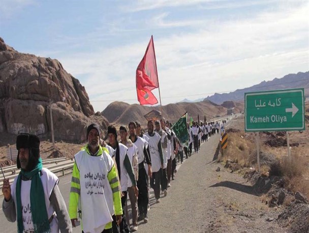 حماسه اربعین حسینی در محورهای مواصلاتی مشهدالرضا(ع) امتداد دارد/ همه به پابوسی ضامن آهو می‌آیند