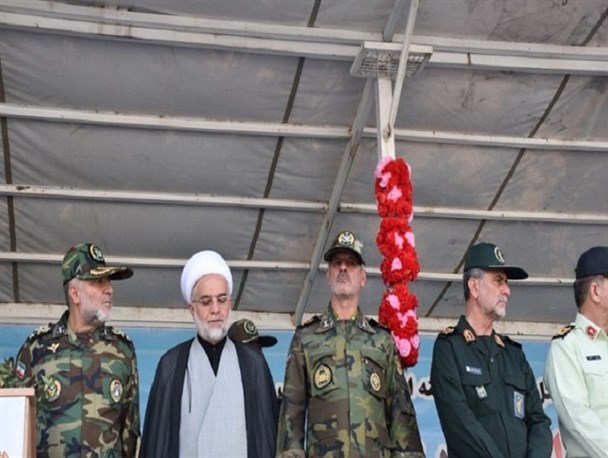 مراسم رژه نیروهای مسلح در سنندج برگزار شد/ بازدارندگی نیروهای مسلح نتیجه خودکفایی در تولیدات دفاعی است