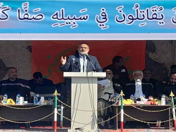 نیروی انتظامی جان بر کف در حفظ امنیت کشور ایستاده است